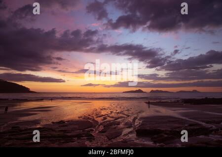 Sonnenuntergang am Strand in Patos, in der Gegend von Nigran, Galicien, Spanien. Stockfoto