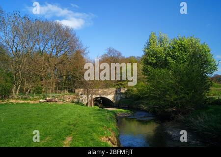 Großbritannien, South Yorkshire, Barnsley, Litherop Lane Bridge und der Fluss Dearne in der Nähe von High Hoyland Stockfoto