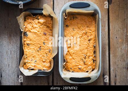 Karotten-Kuchenteig in Laib-Kuchenformen zum Backen fertig Stockfoto