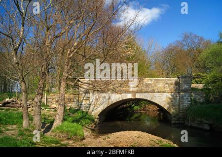 Großbritannien, South Yorkshire, Barnsley, Litherop Lane Bridge und der Fluss Dearne in der Nähe von High Hoyland Stockfoto