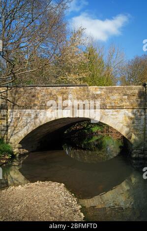 Großbritannien, South Yorkshire, Barnsley, Litherop Lane Bridge und der Fluss Dearne in der Nähe von High Hoyland Stockfoto