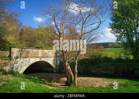 Großbritannien, South Yorkshire, Barnsley, Litherop Lane Bridge und der Fluss Dearne in der Nähe von High Hoyland Stockfoto