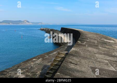 Lyme Regis, Dorset, Großbritannien. April 2020. Wetter in Großbritannien. Die Cobb Harbour Wall bei Lyme Regis in Dorset an einem sonnigen Nachmittag während der Coronavirus Pandemie Sperrung. Bild: Graham Hunt/Alamy Live News Stockfoto