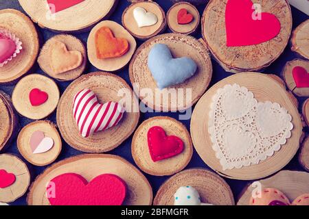 Valentinstag Konzept. Verschiedene handgefertigte Herzen auf Holzstumpfen Hintergrund Stockfoto