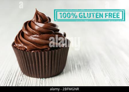 Schokolade Cupcake und Gluten-free-Zeichen mit Text auf weißem Hintergrund Stockfoto