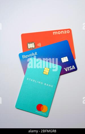 Stone / Großbritannien - April 15 2020: Revolut, Starling, Monzo Bankkarten aufeinander gelegt. Enthält die neue überarbeitete Revolut, die nicht h Stockfoto