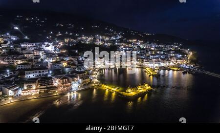 Batsi bei Nacht, Andros, Kykladen, Griechenland Stockfoto