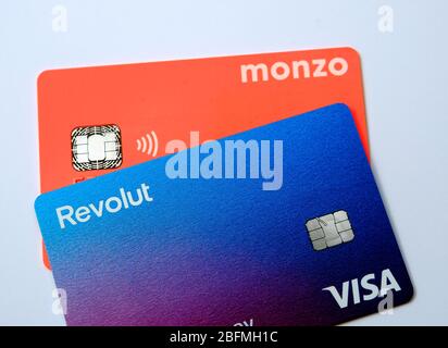 Stone / Großbritannien - April 15 2020: Brandneue Revolut Bank Karte auf Monzo Karte platziert. Die überarbeitete Revolut-Karte hat keine Bankkarte d Stockfoto