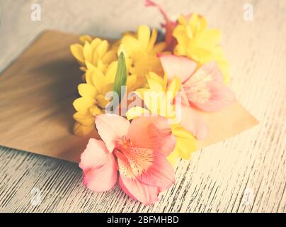 Rosa alstroemeria in Umschlag auf Holz- Hintergrund Stockfoto