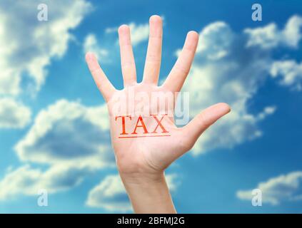 Steuerkonzept. Frauenhand mit Steuerzeichen, isoliert auf weiß Stockfoto