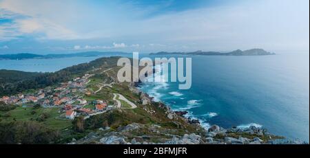 Blick auf die Küste von La Vela und die Cies-Inseln vom Aussichtspunkt O Facho de Donon in Galicien, Spanien. Stockfoto