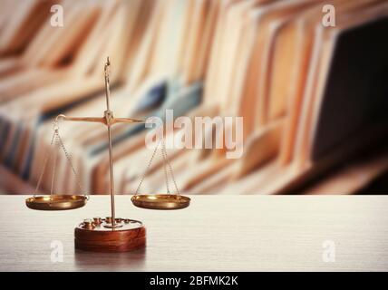 Skalierung auf dem Tisch in der Bibliothek. Rechtskonzept Stockfoto