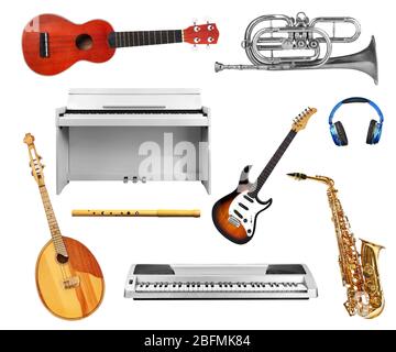 Collage von Musikinstrumenten isoliert auf weiß Stockfoto