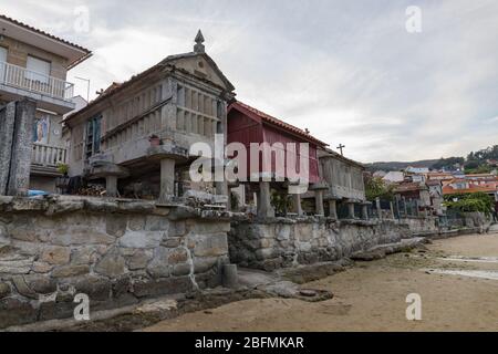 Typische Scheunen des schönen Dorfes Combarro in Galicien, Spanien. Stockfoto