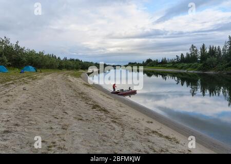 Zelt am Ufer des Flusses in Yamal. Sommerausflug in den Polar-Ural Naturpark. Stockfoto