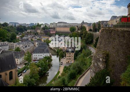 Teilansicht der Stadt Luxemburg und seiner alten befestigten mittelalterlichen Stadt, die auf steilen Klippen liegt. Stockfoto