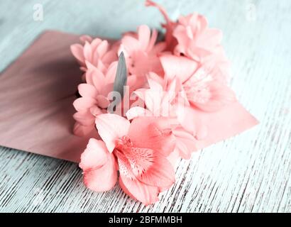 Rosa alstroemeria in Umschlag auf Holz- Hintergrund Stockfoto