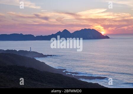 Sonnenuntergang auf den Cies-Inseln von der Küste von La Vela in Galicien, Spanien. Stockfoto