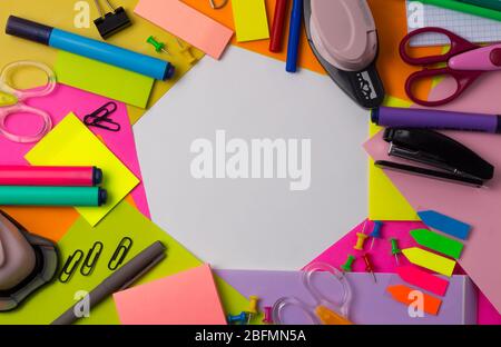 Farbige Schreibwaren, flaches Lay. Zurück zur Schule. Kopierbereich. Rahmen, Konzept, Kunst, Handarbeit, Projekt. Büro, Bildung. Stockfoto