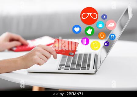 Online-Shopping. Weiblich, die online bezahlt, Nahaufnahme Stockfoto