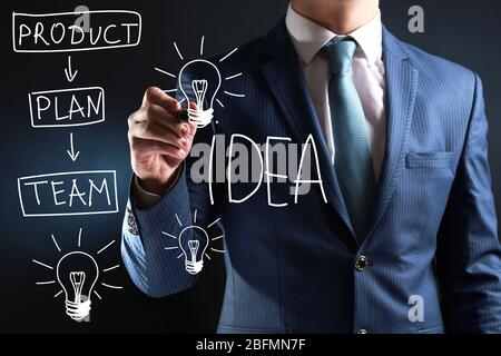 Geschäftsmann schreibt auf dem Bildschirm, Nahaufnahme Stockfoto