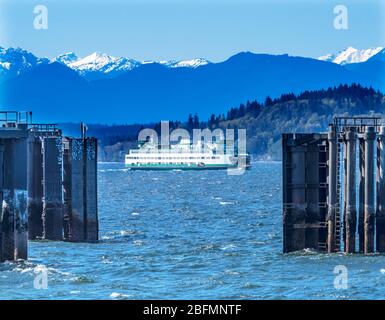 Washington State Ferry Olympic Snow Mountains Edmonds Washington. Fähre verlässt den Fährhafen auf dem Puget Sound. Stockfoto