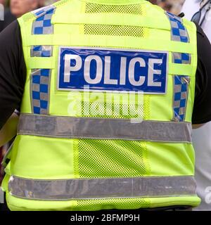 UK Police Jacke mit hoher Sichtbarkeit Stockfoto