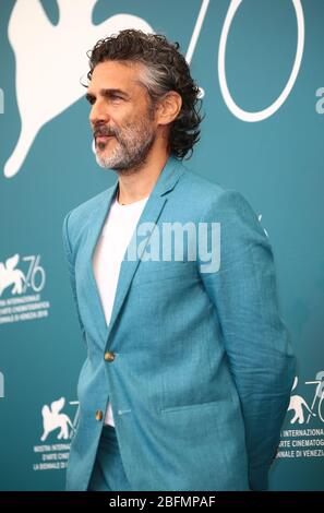VENEDIG, ITALIEN - SEPTEMBER 01: Leonardo Sbaraglia nimmt am 01. September 2019 an der Fotoschau "Wasp Network" während des 76. Filmfestivals in Venedig Teil Stockfoto