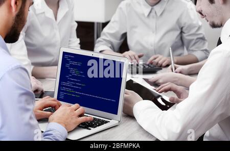 Mann mit Laptop, das Schreiben von Programmcode auf Laptop Stockfoto