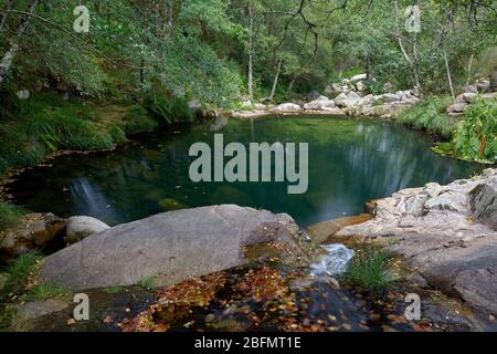 Natürliche Becken, die vom Fluss Cerves in der Provinz Orense, Galicien, Spanien, gebildet werden. Stockfoto