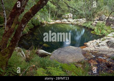 Natürliche Becken, die vom Fluss Cerves in der Provinz Orense, Galicien, Spanien, gebildet werden. Stockfoto