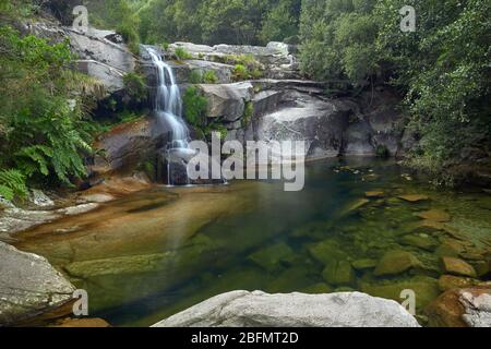 Natürliche Becken, die vom Fluss Cerves in der Provinz Orense, Galicien, Spanien, gebildet werden. Stockfoto