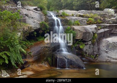 Natürliche Becken, die vom Fluss Cerves in der Provinz Orense, Galicien, Spanien, gebildet werden. Stockfoto