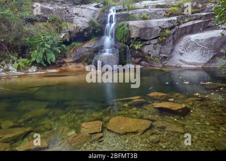 Natürliche Becken, die vom Fluss Cerves in der Provinz Orense, Galicien, Spanien, gebildet werden. Stockfoto