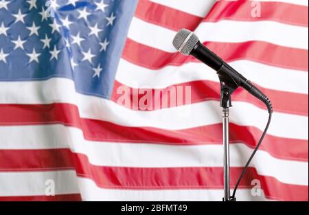 Mikrofon auf USA National Flag Hintergrund Stockfoto