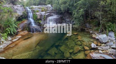 Natürliche Becken, die vom Fluss Cerves in der Provinz Orense, Galicien, Spanien, gebildet werden. Stockfoto