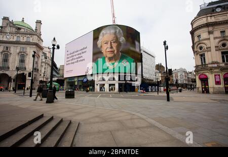 Eine Nachricht von Ihrer Majestät der Königin wird auf dem Werbeschildschirm im piccadilly Zirkus, im Zentrum von London, während des Coronavirus-Lockdown in t angezeigt Stockfoto