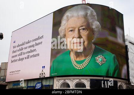 Eine Nachricht von Ihrer Majestät der Königin wird auf dem Werbeschildschirm im piccadilly Zirkus, im Zentrum von London, während des Coronavirus-Lockdown in t angezeigt Stockfoto