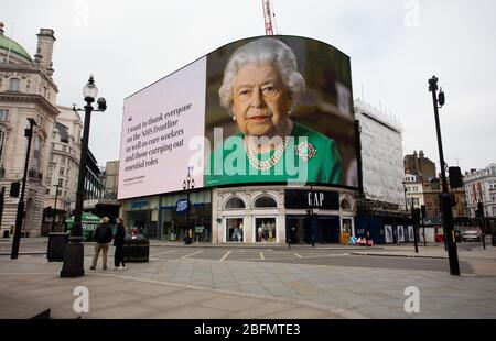 Eine Nachricht von Ihrer Majestät der Königin wird auf dem Werbeschildschirm im piccadilly Zirkus, im Zentrum von London, während des Coronavirus-Lockdown in t angezeigt Stockfoto