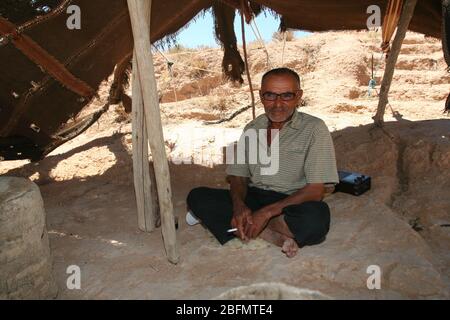 Matmata, Tunesien - 11. Juni 2009: Alter Mann sitzt im traditionellen Berberhaus, Matmata, Sahara, Tunesien Stockfoto