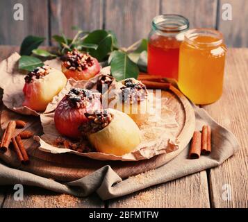 Gebackene Äpfel auf Holzhintergrund Stockfoto