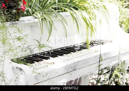 Klavierbrunnen mit Pflanzen im Retro-Stil Stockfoto