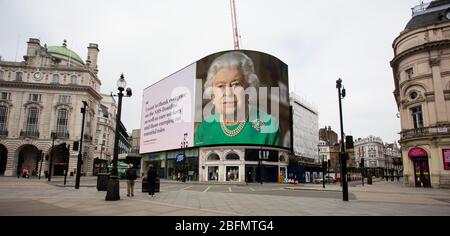 Eine Nachricht von Ihrer Majestät der Königin wird auf dem Werbeschildschirm im piccadilly Zirkus, im Zentrum von London, während des Coronavirus-Lockdown in t angezeigt Stockfoto