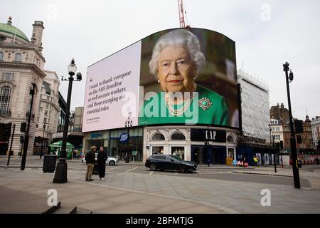 Eine Nachricht von Ihrer Majestät der Königin wird auf dem Werbeschildschirm im piccadilly Zirkus, im Zentrum von London, während des Coronavirus-Lockdown in t angezeigt Stockfoto