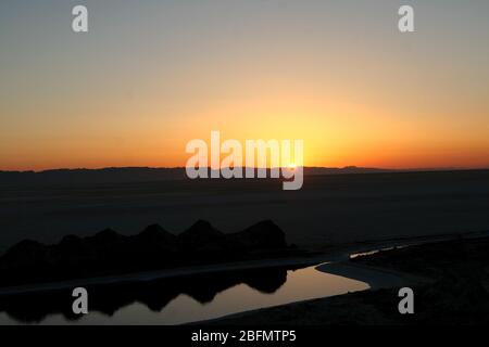 Salzsee Chott el Jerid (großer Schott) bei Sonnenaufgang, Sahara, Tunesien Stockfoto