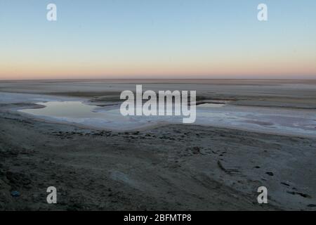 Salzsee Chott el Jerid (großer Schott) bei Sonnenaufgang, Sahara, Tunesien Stockfoto