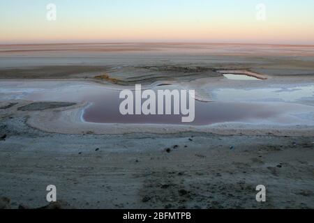 Salzsee Chott el Jerid (großer Schott) bei Sonnenaufgang, Sahara, Tunesien Stockfoto