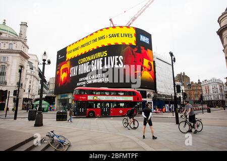 Bleib Zu Hause. Schützen Sie das NHS. Leben Retten. Eine Anzeige von der britischen Regierung wird auf dem Werbungsbildschirm im piccadilly Zirkus, zentralem Lon angezeigt Stockfoto