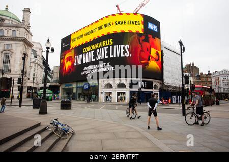 Bleib Zu Hause. Schützen Sie das NHS. Leben Retten. Eine Anzeige von der britischen Regierung wird auf dem Werbungsbildschirm im piccadilly Zirkus, zentralem Lon angezeigt Stockfoto