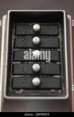 Nahaufnahme einer verschmutzten Metalltastatur der Türverriegelung. Makroansicht der Tasten und Ziffern einer Türverriegelungstastatur. Stockfoto